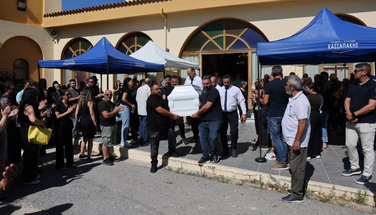 Μαρία-Αντωνογιαννάκη:-Βουβός-ο-πόνος-στην-κηδεία-της-–-Ο-σπαρακτικός-επικήδειος-του-αρχισυντάκτη-της