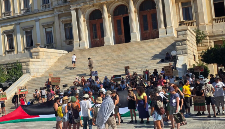 Νέα-αναταραχή-στη-Σύρο-από-το-κρουαζιερόπλοιο-ισραηλινών-συμφερόντων-–-Διαδηλώσεις-από-τους-κατοίκους