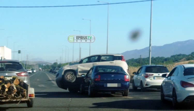Απίστευτη-εικόνα-από-τροχαίο-στα-Ιωάννινα:-Συγκρούστηκαν-δύο-αυτοκίνητα,-το-ένα-«ανέβηκε»-πάνω-στο-άλλο