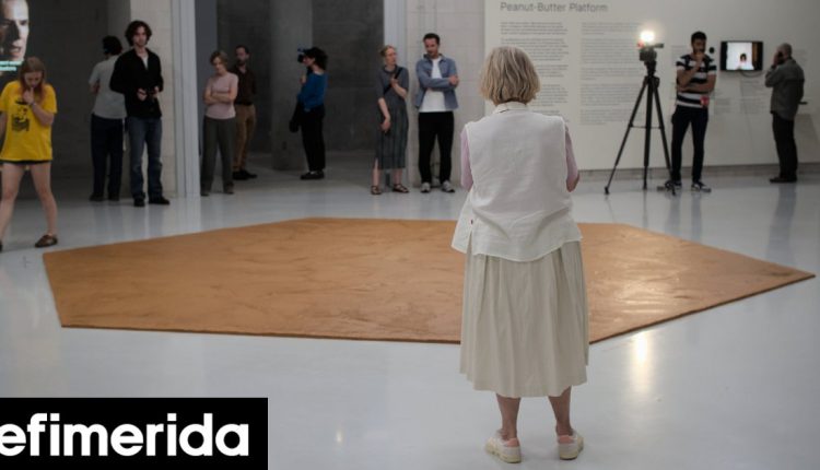 Μουσείο-άπλωσε-360-κιλά-φυστικοβούτυρο-στο-πάτωμα-προς-τιμήν-εκλιπόντος-καλλιτέχνη-[εικόνες]