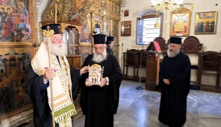 Ο-Πατριάρχης-Αλεξανδρείας-με-τον-Αρχιεπίσκοπο-Κρήτης-στον-Μητροπολιτικό-Ναό-Αγίου-Μηνά