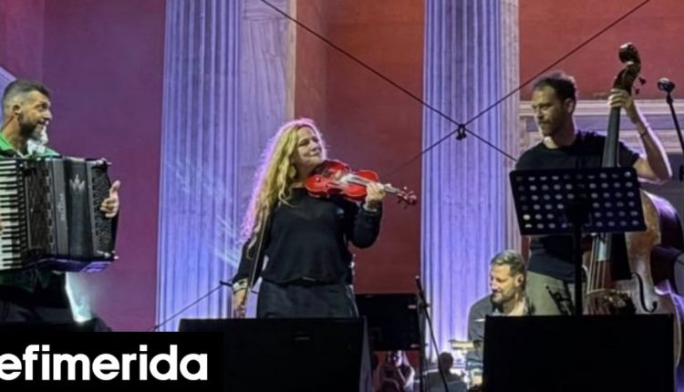 attica-roots-festival:-Η-Ευανθία-Ρεμπούτσικα-πλημμύρισε-με-τις-μελωδίες-της-τον-κήπο-του-Εθνικού-Αρχαιολογικού-Μουσείου-Μια-μαγική-βραδιά