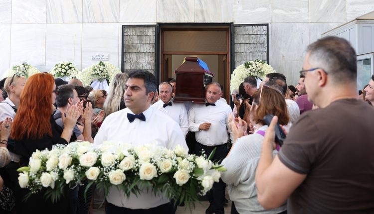 Το-τελευταίο-«αντίο»-στην-Πάολα-Ρεβενιώτη-–-Συγκίνηση-στο-Α’-Νεκροταφείο-για-την-αγωνίστρια-των-ανθρωπίνων-δικαιωμάτων