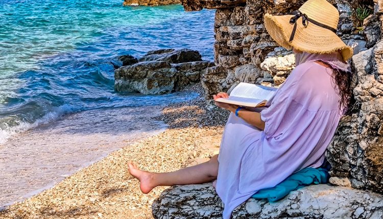 Από-τα-Πετράλωνα-στο-Βυζάντιο:-Δύο-νουβέλες-και-τρία-μυθιστορήματα-από-Έλληνες-συγγραφείς-για-το-καλοκαίρι