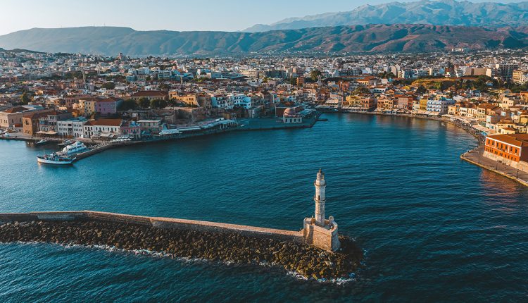 Με-εκπτώσεις-και-κρατήσεις-τελευταίας-στιγμής-εξελίσσεται-η-σεζόν-στην-Κρήτη-–-Αυξάνονται-οι-αφίξεις,-πιέζονται-τα-έσοδα