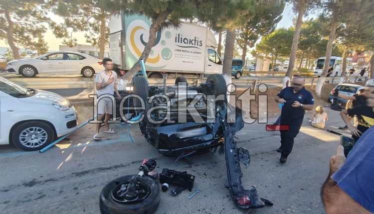 Σοβαρό-τροχαίο-στη-Χερσόνησο:-Αυτοκίνητο-«θέρισε»-σταθμευμένα-ΙΧ.-πριν-αναποδογυρίσει-στη-μέση-του-δρόμου-–-Δύο-τραυματίες