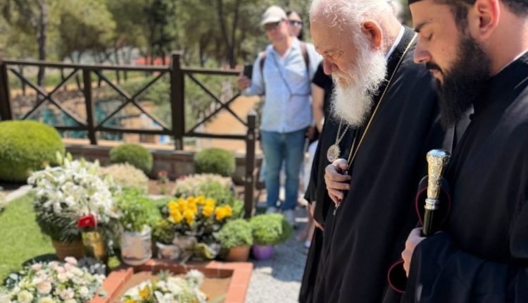 Η-συγκίνηση-του-Αρχιεπισκόπου-Ιερωνύμου-στον-τάφο-του-Οσίου-Παϊσίου