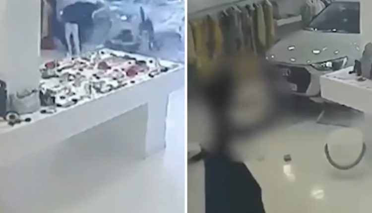Αυτοκίνητο-καρφώθηκε-σε-κατάστημα-στα-Βριλήσσια-–-Για-δευτερόλεπτα-γλίτωσαν-δύο-άτομα