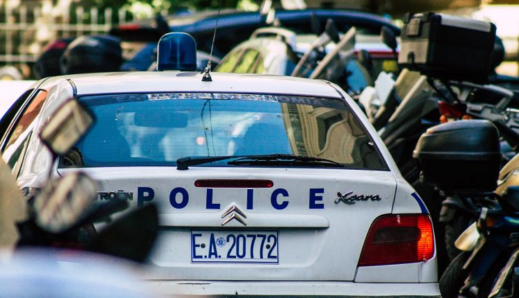 Θρίλερ-με-νεκρό-νεαρό-ζευγάρι-μέσα-σε-αυτοκίνητο-σε-πιλοτή-πολυκατοικίας-στον-Πειραιά