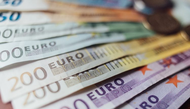 Έρευνα-της-Ευρωπαϊκής-Εισαγγελίας-στην-Ελλάδα-για-απάτη-ΦΠΑ:-Δέσμευσαν-ακίνητα,-κρυπτονομίσματα-και-πολυτελή-αυτοκίνητα-–-Ζημιά-σχεδόν-71-εκατ.-ευρώ