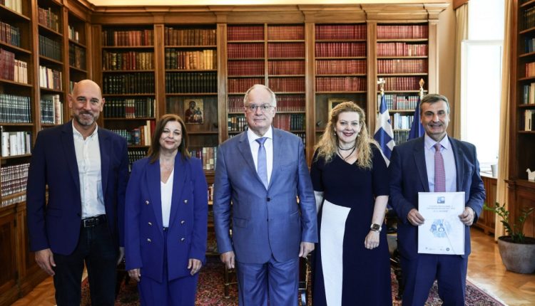 Ηχηρό-μήνυμα-υπέρ-της-πρόληψης:-Ο-Πρόεδρος-της-Δημοκρατίας-υπέγραψε-τη-Χάρτα-της-Ελληνικής-Πνευμονολογικής-Εταιρείας