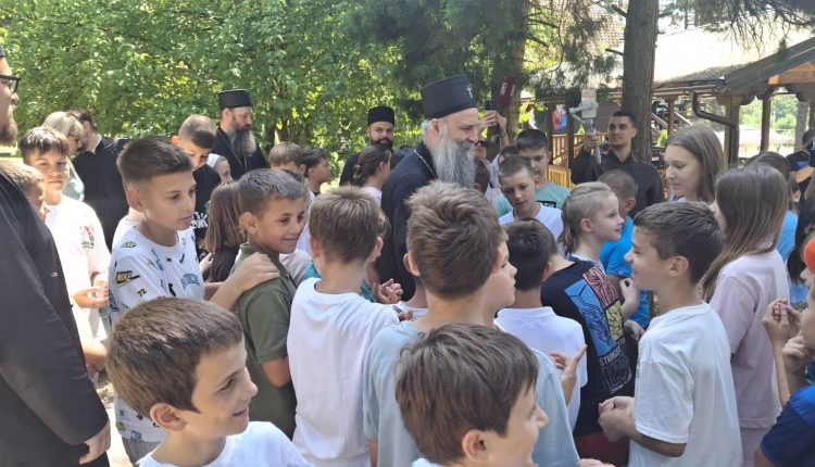 Ο-Σερβίας-Πορφύριος-επισκέφθηκε-θερινή-κατασκήνωση-στο-Άβαλα