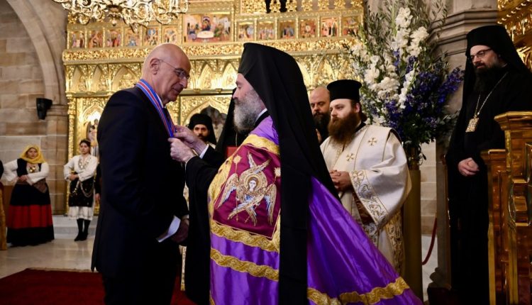 Ο-Αυστραλίας-Μακάριος-παρασημοφόρησε-τον-Υπ.-Εθνικής-Άμυνας,-Νίκο-Δένδια-–-Δυναμικός-Ελληνισμός-στην-5η-Ήπειρο,-δίπλα-στην-Εκκλησία