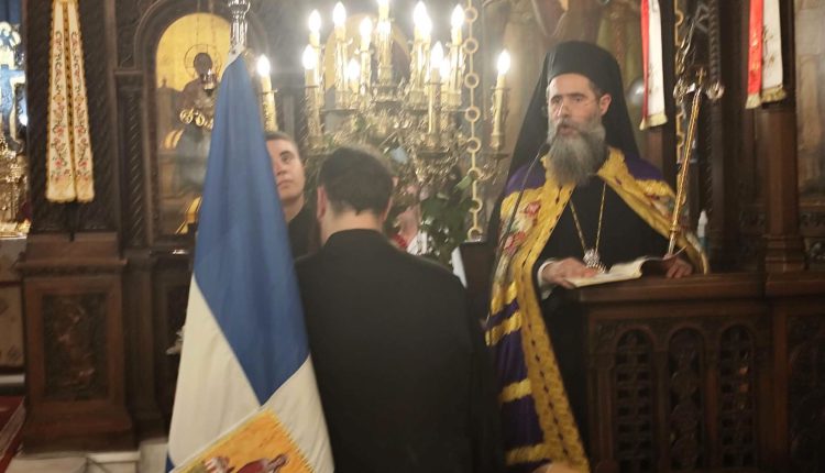 Ευλαβική-προσευχή-για-την-καλλιπαρθένο-Μαρίνα,-στον-ομώνυμο-ναό-Αγίας-Μαρίνης-Θησείου