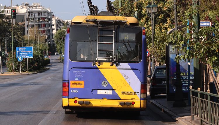 Σύγκρουση-λεωφορείου-με-τρόλεϊ-στην-Πανεπιστημίου:-4-τραυματίες-και-κυκλοφοριακό-χάος-στο-κέντρο-της-Αθήνας