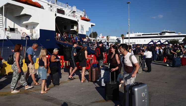 Ξεκίνησε-η-μεγάλη-φυγή-των-εκδρομέων:-Γεμάτα-πλοία,-μποτιλιάρισμα-στις-εθνικές-οδούς-και-κορύφωση-της-εξόδου