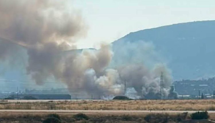 Φωτιά-τώρα-στο-Κορωπί:-Καίει-χαμηλή-βλάστηση-και-απορρίμματα-–-Ήχησε-το-112