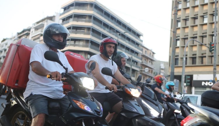 Κόκκινη-κάρτα»-από-τους-διανομείς-φαγητού-–-Στάση-εργασίας-στην-Αθήνα-την-ώρα-του-τελικού-του-Μουντιάλ