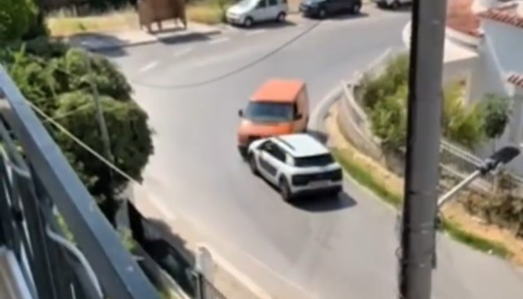 Ωρωπός:-Φορτηγό-συγκρούστηκε-με-αυτοκίνητο-που-κινούνταν-ανάποδα-–-Δείτε-βίντεο