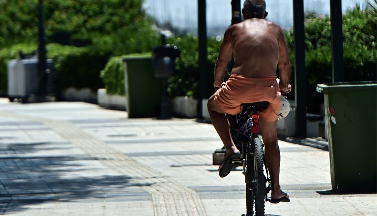 Έκτακτη-εγκύκλιος-για-τον-καύσωνα-–-Τα-συμπτώματα-που-πρέπει-να-προσέχουμε,-τα-άτομα-που-κινδυνεύουν-περισσότερο-και-οι-οδηγίες