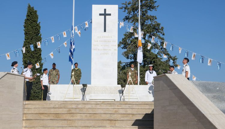 “ΔΕΝ-ΞΕΧΝΩ!”:-Φόρος-τιμής-στους-πεσόντες,-52-χρόνια-μετά-την-Τουρκική-εισβολή-στην-Κύπρο-–-Δέηση-για-τους-αγνοούμενους-(ΦΩΤΟ)