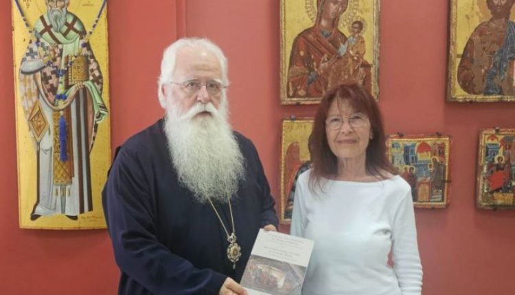 Το-λεύκωμα-για-τον-Ιερό-Ναό-Αγίου-Νικολάου-Χορευτού-Πηλίου-στον-Μητροπολίτη-Δημητριάδος