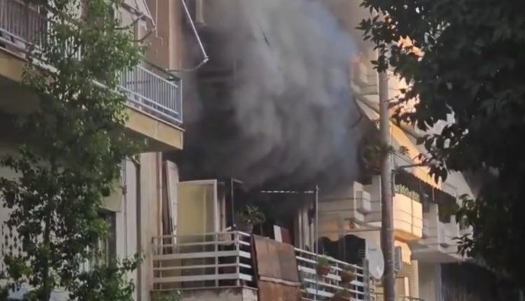 Φωτιά-σε-διαμέρισμα-στον-Πειραιά-–-Πυκνοί-καπνοί-κάλυψαν-την-περιοχή-–-Δείτε-βίντεο
