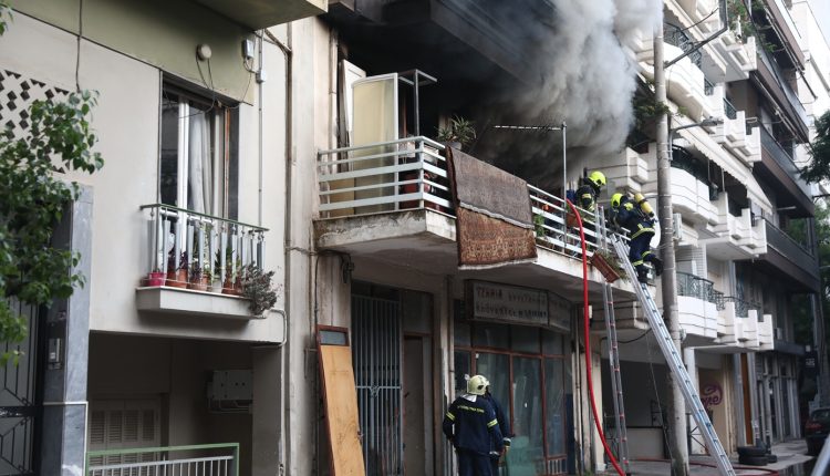 Καλύτερη-η-εικόνα-της-φωτιάς-στο-διαμέρισμα-στον-Πειραιά-–-Κάηκε-ολοσχερώς-το-σπίτι