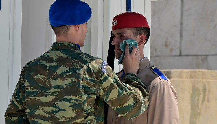 Αγέρωχοι-οι-Εύζωνες-κάτω-από-τον-καυτό-ήλιο-της-Αθήνας-–-Τηρούν-με-απόλυτη-συνέπεια-το-τελετουργικό