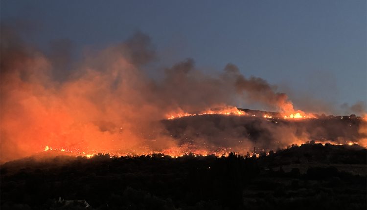 Μεγάλη-πυρκαγιά-στην-Κάλυμνο-–-Μάχη-για-να-περιοριστεί-το-μέτωπο