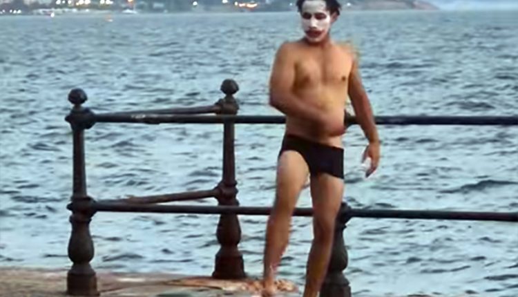 Άνδρας-βάφτηκε-«Τζόκερ»-και-βούτηξε-στον-Θερμαϊκό-με-το-εσώρουχο-–-Το-απρόσμενο-περιστατικό-στην-παραλία-της-Θεσσαλονίκης