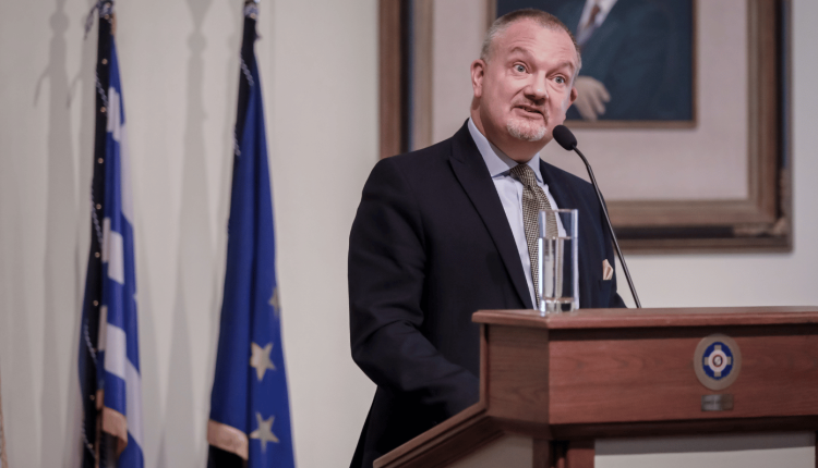 Ο-Βρετανός-πρέσβης-που-ερωτεύτηκε-την-Ελλάδα:-Ο-Μάθιου-Λοτζ-αποχαιρετά-τη-χώρα-μας-τον-Σεπτέμβριο