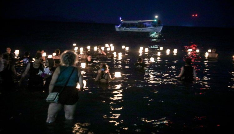 Βαθιά-συγκίνηση-στο-Μάτι:-Ο-«δρόμος-της-φωτιάς»-και-μια-ανοιχτή-πληγή-με-ονόματα-και-ζωές-που-άλλαξαν-για-πάντα