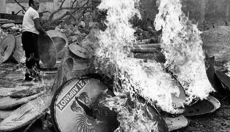 Σαν-σήμερα-24-Ιουλίου:-Η-πτώση-της-Χούντας-και-η-νύχτα-που-άρχισε-η-Μεταπολίτευση