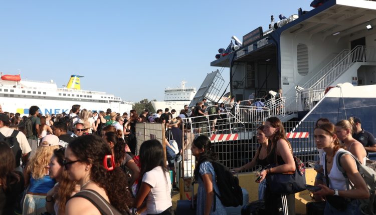 Το-αδιαχώρητο-στα-λιμάνια:-Στο-100%-οι-πληρότητες-για-τα-δημοφιλή-νησιά-–-Κορυφώνεται-η-έξοδος-των-αδειούχων-του-Ιουλίου