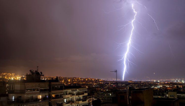 Η-κακοκαιρία-σφυροκοπά-τη-χώρα-με-μπουρίνια,-χαλάζι-και-πάνω-από-100.000-κεραυνούς-σε-μία-ώρα-–-Καταιγίδα-αυτή-την-ώρα-στην-Αττική