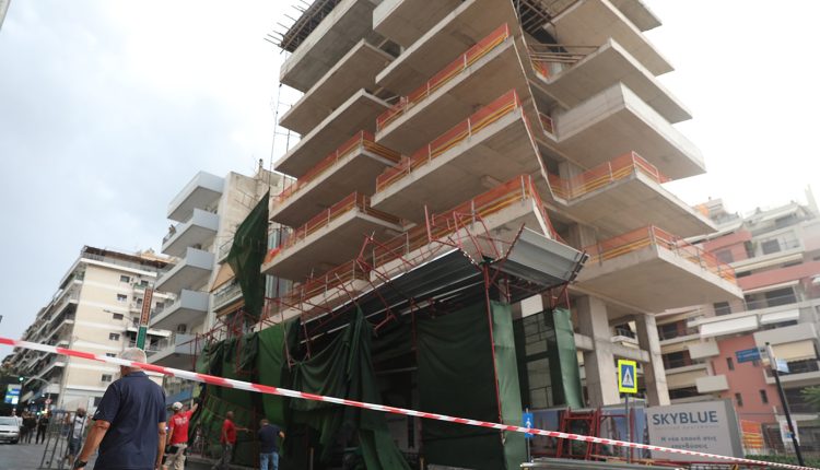 Μπουρίνι-στην-Αττική:-Κατέρρευσε-σκαλωσιά-πολυκατοικίας-στον-Πειραιά