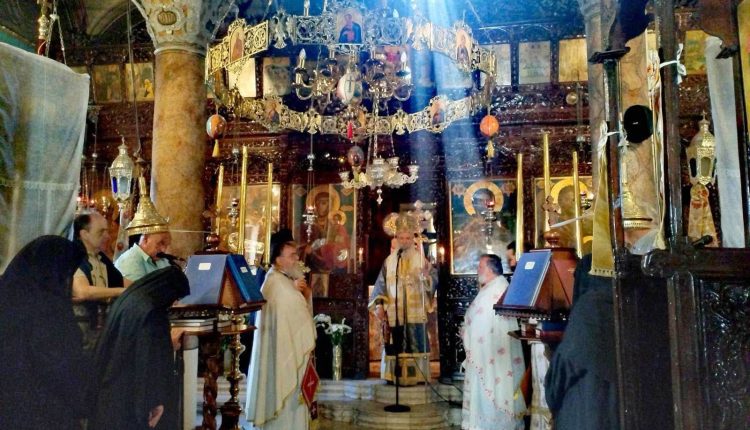 Στην-Ιερά-Μονή-Παναγίας-“Χρυσολεοντίσσης”-ο-Μητροπολίτης-Αιγίνης