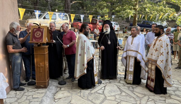 Αρχιερατικός-Εσπερινός-στον-μεταβυζαντινό-Ναό-της-Αγίας-Άννης-στη-Θρυπτή-Ιεράπετρας