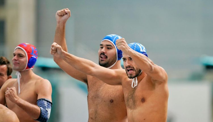 world-cup:-Ξέφρενοι-πανηγυρισμοί-από-τους-Έλληνες-σε-πισίνα-και-εξέδρα.-Δείτε-το-βίντεο
