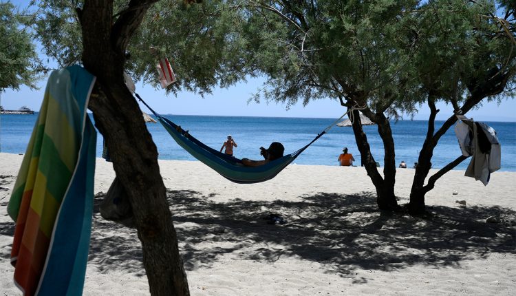 Ο-καιρός-αλλάζει-ξανά:-Έρχεται-νέο-κύμα-ζέστης-με-38άρια-–-Ισχυρό-μελτέμι-από-τα-μέσα-της-εβδομάδας