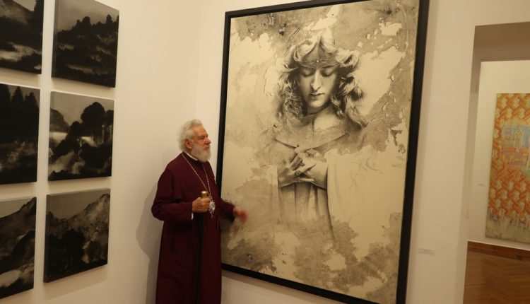 Ο-Σύρου-Δωρόθεος-επισκέφθηκε-την-Έκθεση-«32οι-Πλόες-Αίνιγμα-της-Εικόνας-»-στην-Άνδρο