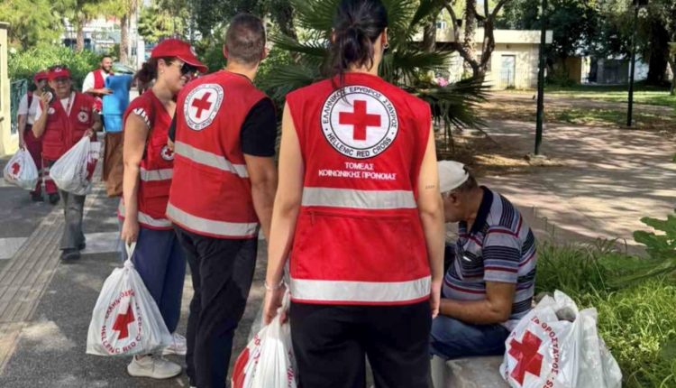 Ο-Ελληνικός-Ερυθρός-Σταυρός-στους-άστεγους-του-Πειραιά