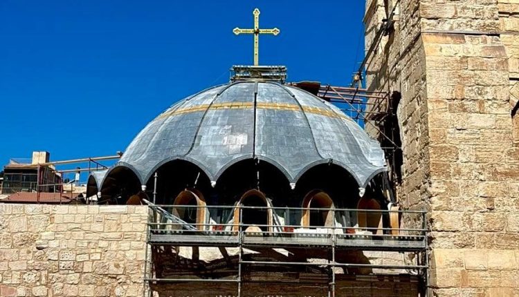 Ιεροσόλυμα:-Ο-ιστορικός-σταυρός-επέστρεψε-στον-τρούλο-του-ΙΝ.-Αγίων-Μυροφόρων