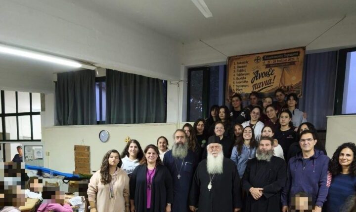 Ο-Θηβών-Γεώργιος-κοντά-στις-κατασκηνώτριες-στον-Παρνασσό