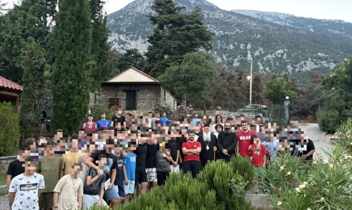 Ο-Θηβών-Γεώργιος-κοντά-στα-αγόρια-Γυμνασίου-Λυκείου-της-Β΄-Κατασκηνωτικής-περιόδου