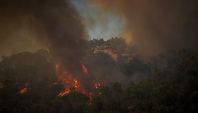 Πύρινη-κόλαση-στο-Ρέθυμνο-με-δύο-νεκρούς-πυροσβέστες:-Καίγονται-σπίτια-και-εκκενώνουν-την-Αγία-Γαλήνη-με-πάνω-από-2.000-τουρίστες
