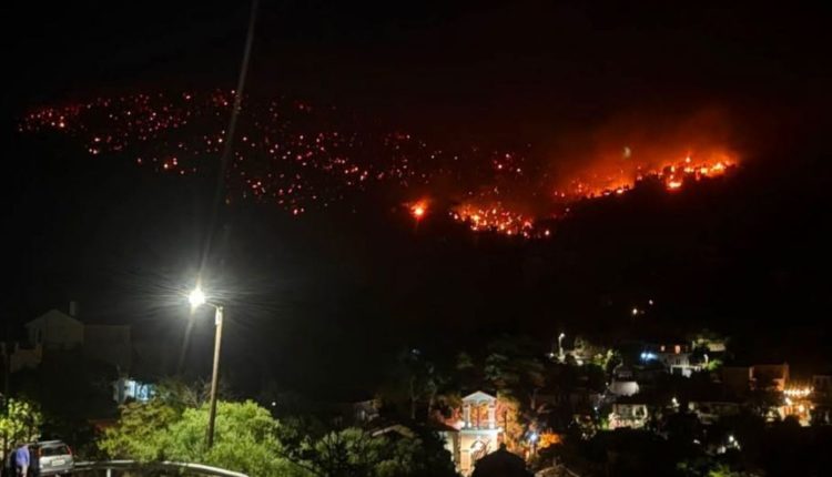 Φωτιά-στη-Λέσβο:-Δύσκολη-νύχτα-στο-Πλωμάρι-–-Δύο-μέτωπα-«αγκαλιάζουν»-τον-οικισμό