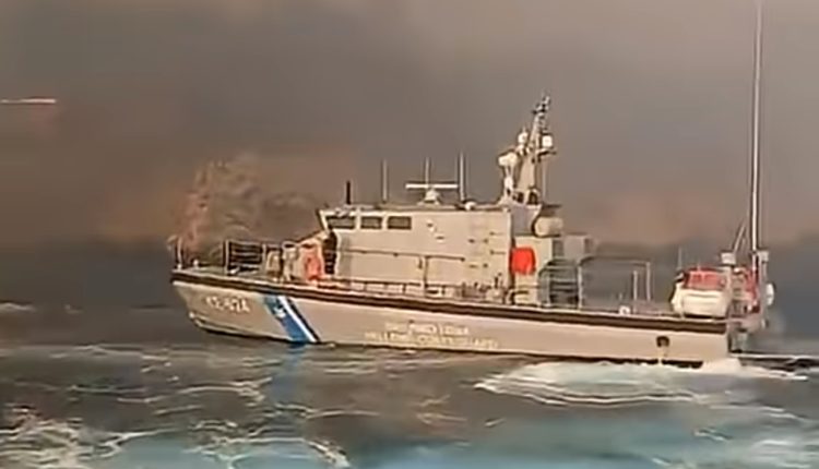 Δραματική-διάσωση-από-τη-θάλασσα-στην-Κρήτη:-Απεγκλωβίστηκαν-31-άνθρωποι-από-τις-φλόγες