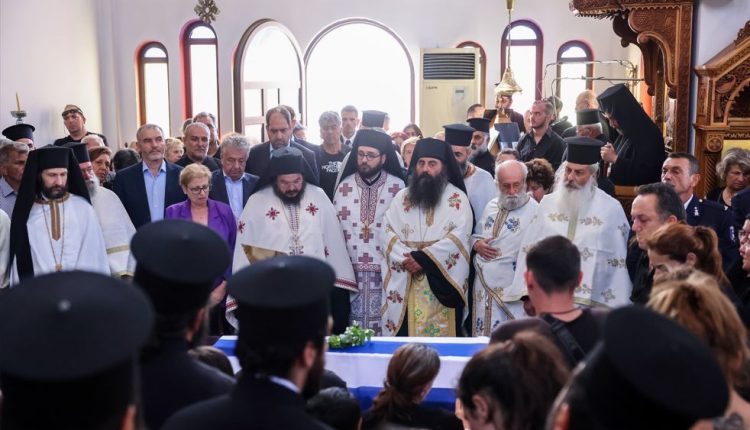 Η-Εκκλησία-Κρήτης-πενθεί:-Με-τη-γαλανόλευκη-το-“ύστατο-χαίρε”-στον-ιερατικό-γόνο,-Παντελή-Διαμαντάκη,-που-έπεσε-την-ώρα-του-καθήκοντος